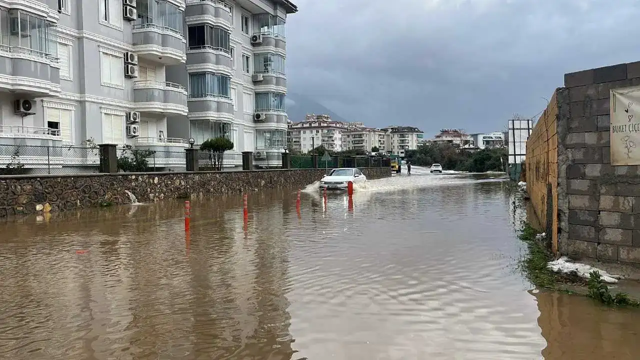 Alanya’da Sarı Kod Sonrası Yollar Göle Döndü! 6